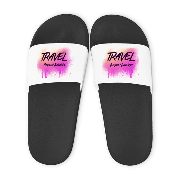 Schwarze Unisex Badelatschen mit Travel Beyond Borders Design (pink), Sommer Slipper für Strand, Pool und Urlaub.