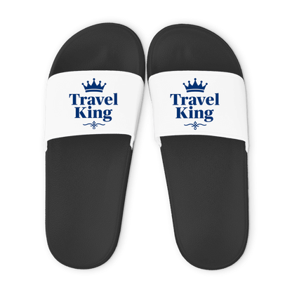 Schwarze Unisex Badelatschen mit weißem Riemen und Travel King Design, Sommer Slipper für Strand und Pool.