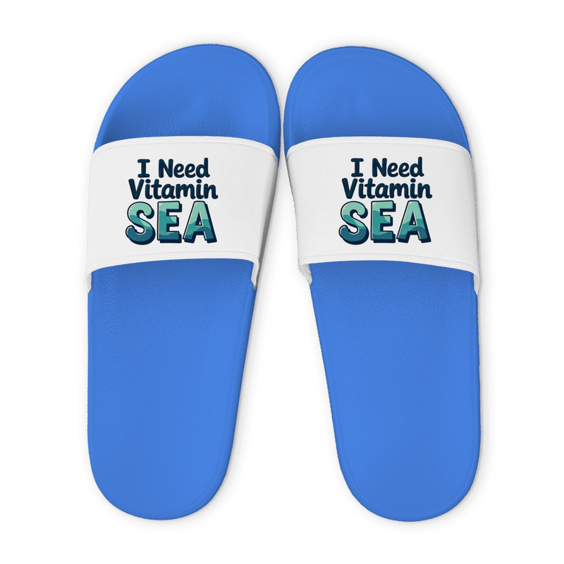 Hellblaue Unisex Badelatschen mit weißem Riemen und I Need Vitamin Sea Design, Sommer Slipper für Strand und Pool.