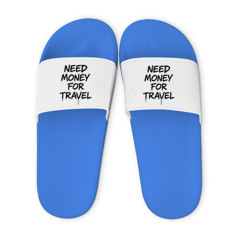 Hellblaue Unisex Badelatschen mit weißem Riemen und Need Money for Travel Design, Sommer Slipper für Strand und Pool.