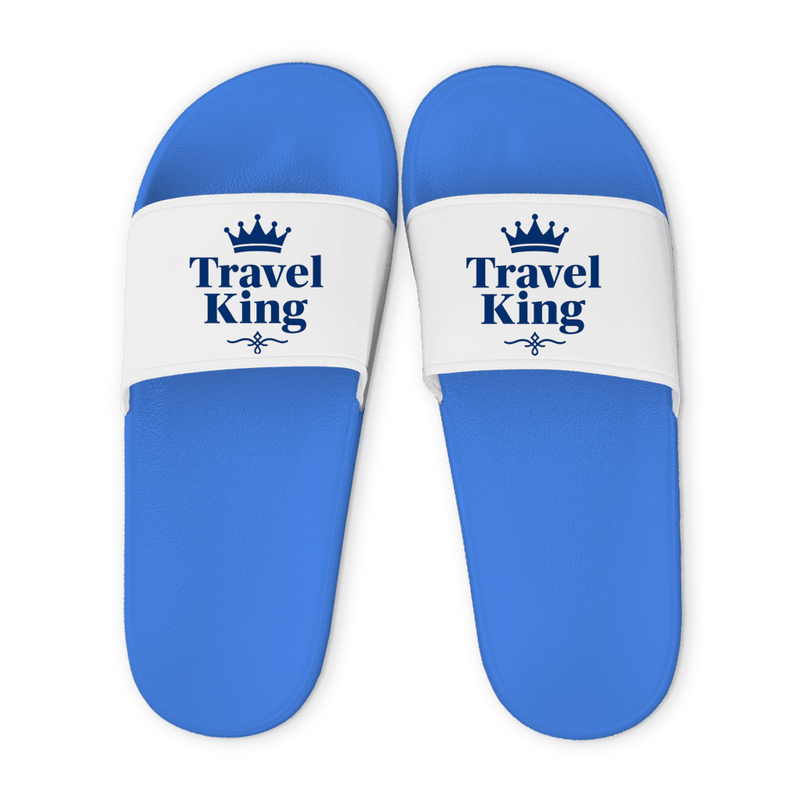 Hellblaue Unisex Badelatschen mit weißem Riemen und Travel King Design, Sommer Slipper für Strand und Pool.