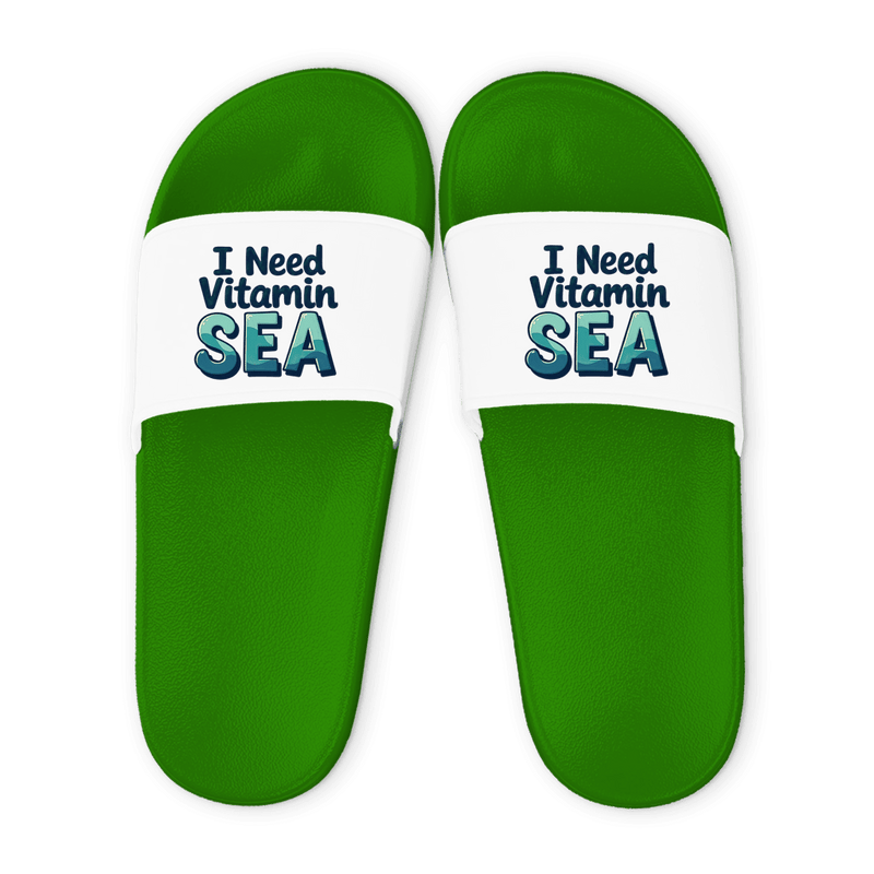Grüne Unisex Badelatschen mit weißem Riemen und I Need Vitamin Sea Design, Sommer Slipper für Strand und Pool.