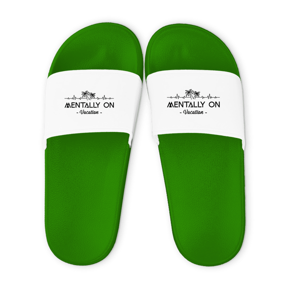Grüne Unisex Badelatschen mit weißem Riemen und Mentally On Vacation Design, Sommer Slipper für Strand und Pool.