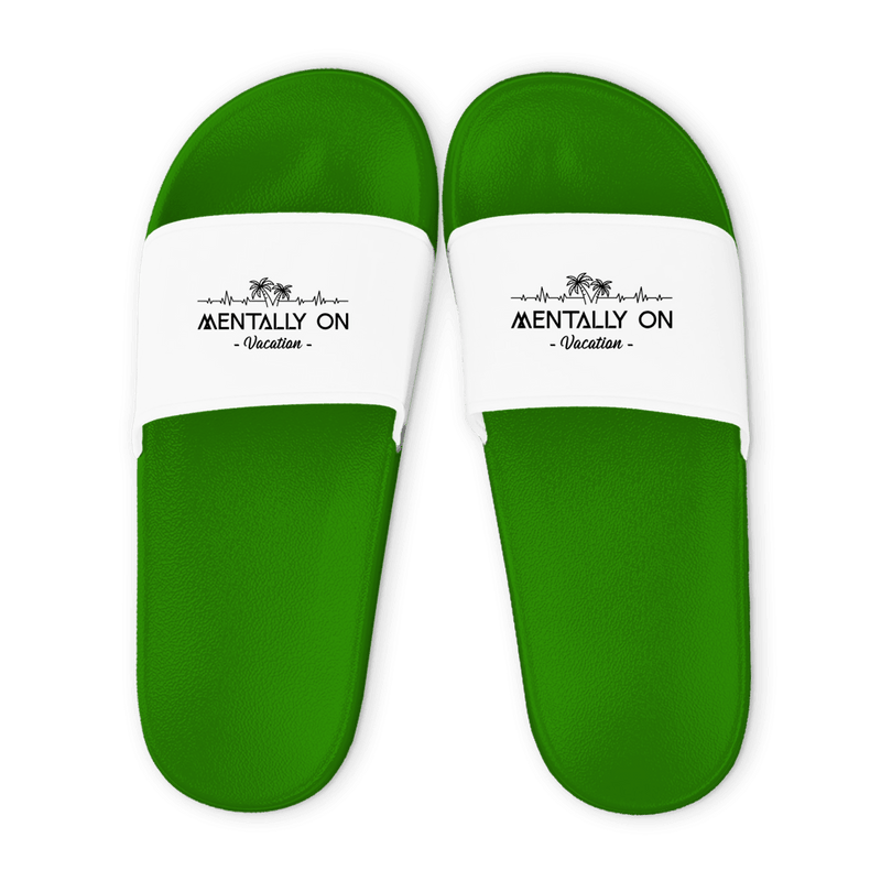 Grüne Unisex Badelatschen mit weißem Riemen und Mentally On Vacation Design, Sommer Slipper für Strand und Pool.