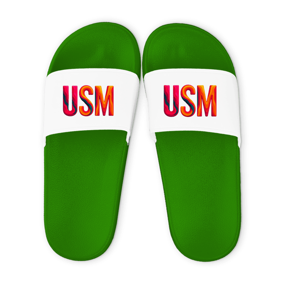 Grüne Unisex Badelatschen mit weißem Riemen und USM Airportcode Ko Samui Design, Sommer Slipper für Strand und Pool.