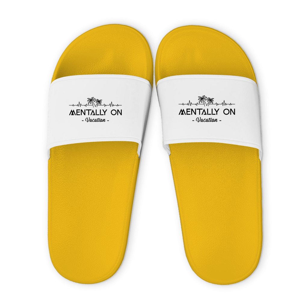 Gelbe Unisex Badelatschen mit weißem Riemen und Mentally On Vacation Design, Sommer Slipper für Strand und Pool.