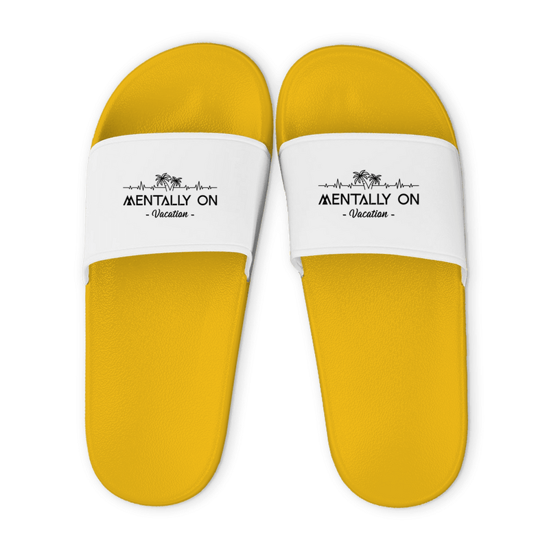 Gelbe Unisex Badelatschen mit weißem Riemen und Mentally On Vacation Design, Sommer Slipper für Strand und Pool.