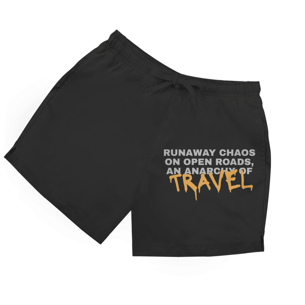 Schwarze Herren Badeshorts mit Reise-Spruch und hervorgehobenem Graffiti-Schriftzug „Travel“.