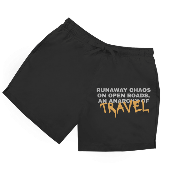 Schwarze Herren Badeshorts mit Reise-Spruch und hervorgehobenem Graffiti-Schriftzug „Travel“.