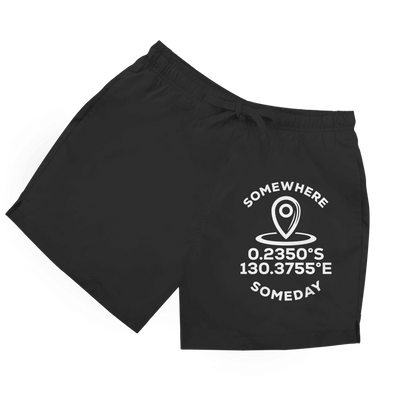 Schwarze Herren Badeshorts mit Map-Marker und Koordinaten sowie Schriftzug „Somewhere Someday“ in weiß.