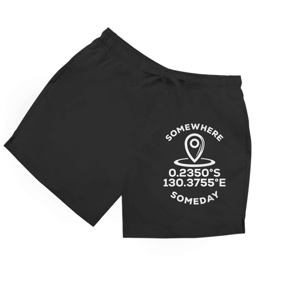 Schwarze Herren Badeshorts mit Map-Marker und Koordinaten sowie Schriftzug „Somewhere Someday“ in weiß.