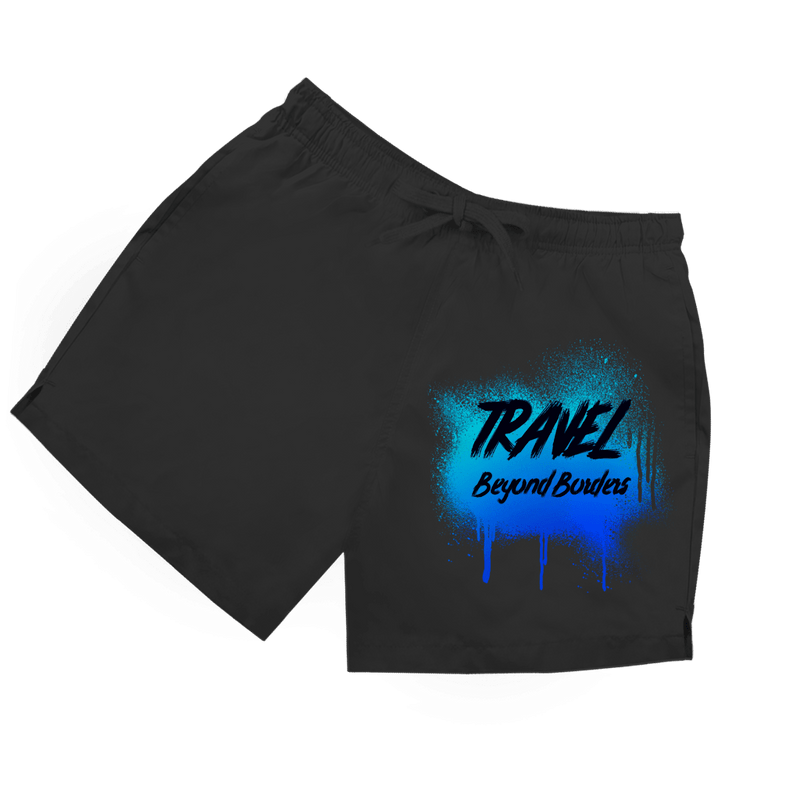 Schwarze Herren Badeshorts mit Graffiti-Schriftzug „Travel Beyond Borders“ auf blauem Farbspray.