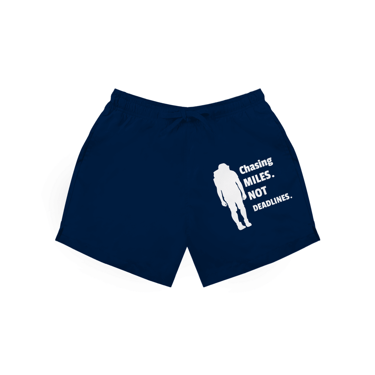 Dunkelblaue Herren Badeshorts mit Wanderer-Silhouette und Schriftzug „Chasing Miles Not Deadlines“ in weiss.