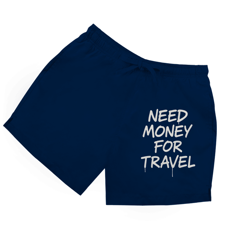 Dunkelblaue Herren Badeshorts mit Aufdruck „Need Money For Travel“ in Graffittischrift in weiß.