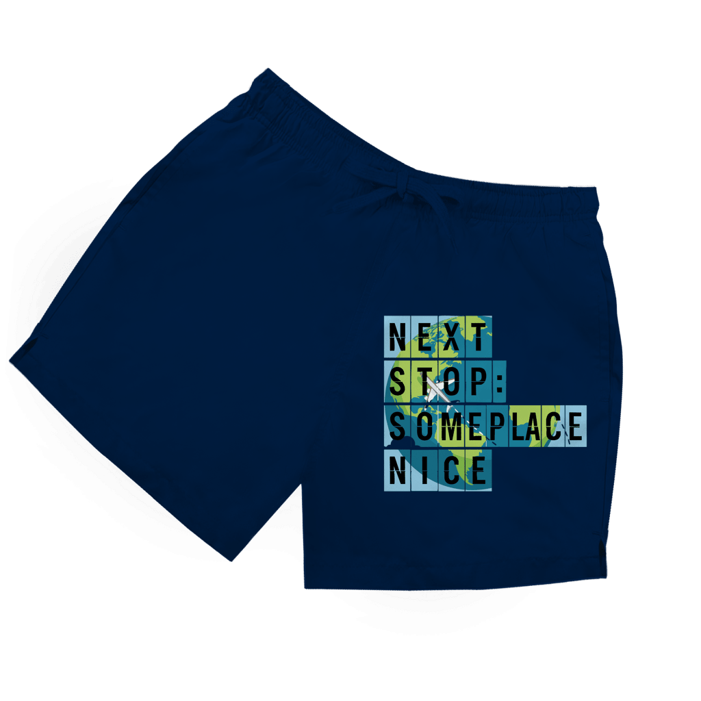 Dunkelblaue Travel Badeshorts für Herren mit Schriftmotiv „Next Stop Someplace Nice“.