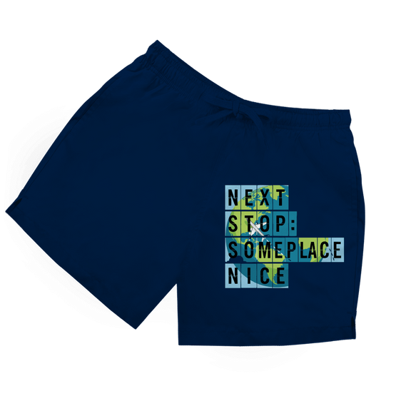 Dunkelblaue Travel Badeshorts für Herren mit Schriftmotiv „Next Stop Someplace Nice“.