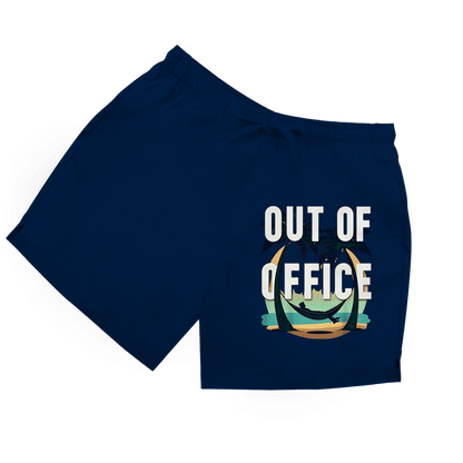 Dunkelblaue Herren Badeshorts mit Aufdruck "Out of Office". Grafik eines Mannes liegend in Hängematte an zwei Palmen.