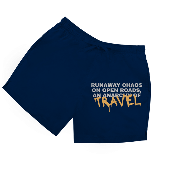 Dunkelblaue Herren Badeshorts mit Reise-Spruch und hervorgehobenem Graffiti-Schriftzug „Travel“.