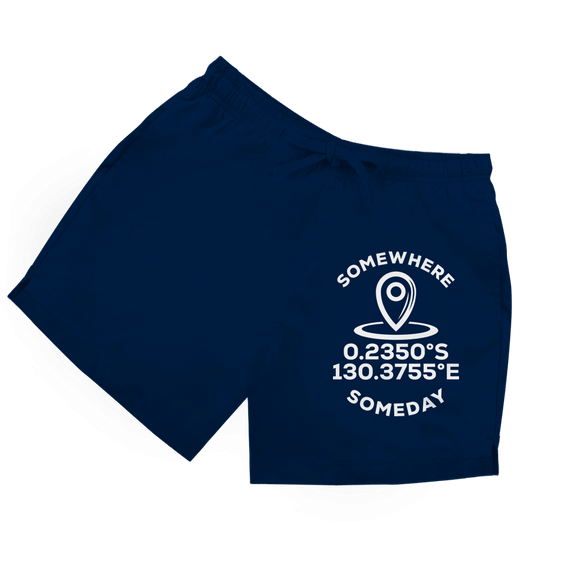 Dunkelblaue Herren Badeshorts mit Map-Marker und Koordinaten sowie Schriftzug „Somewhere Someday“ in weiß.