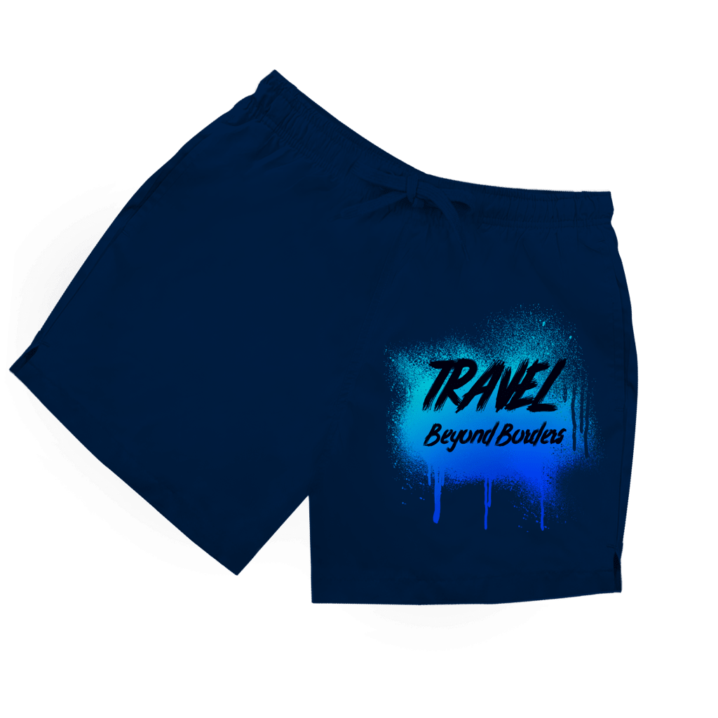 Dunkelblaue Herren Badeshorts mit Graffiti-Schriftzug „Travel Beyond Borders“ auf blauem Farbspray.