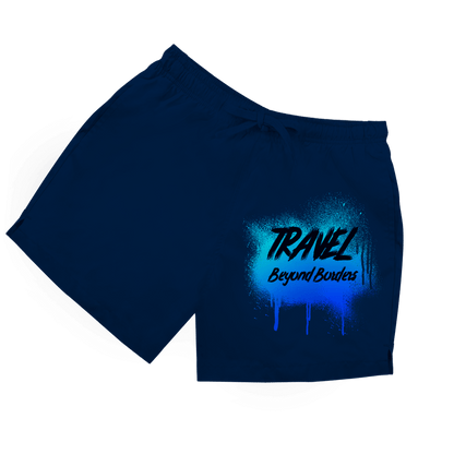 Dunkelblaue Herren Badeshorts mit Graffiti-Schriftzug „Travel Beyond Borders“ auf blauem Farbspray.