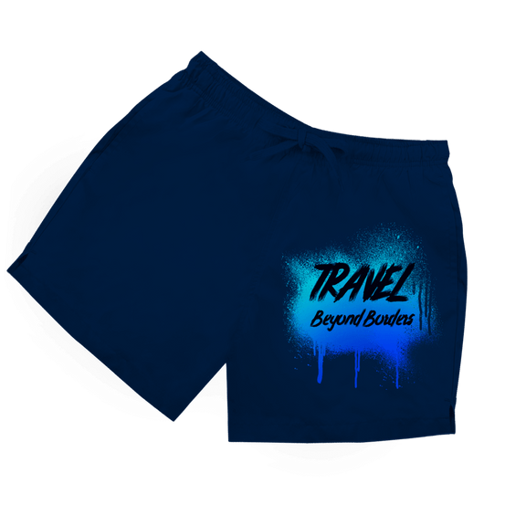 Dunkelblaue Herren Badeshorts mit Graffiti-Schriftzug „Travel Beyond Borders“ auf blauem Farbspray.