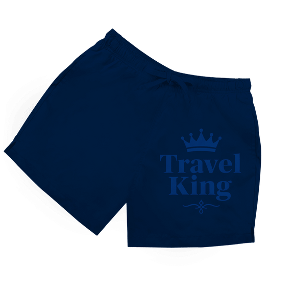 Dunkelblaue Herren Badeshorts mit dunkelblauem „Travel King“ Aufdruck mit Krone.