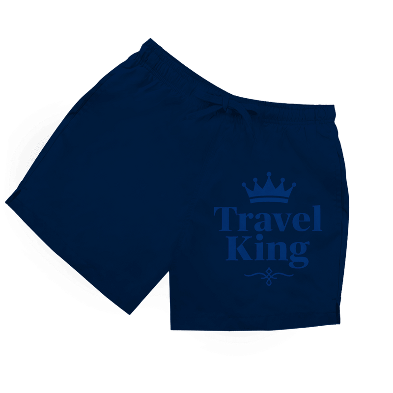 Dunkelblaue Herren Badeshorts mit dunkelblauem „Travel King“ Aufdruck mit Krone.