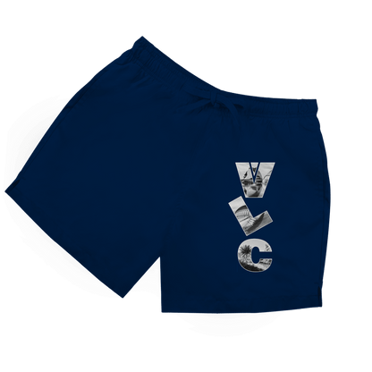Dunkelblaue Herren Badeshorts mit vertikalem VLC (Airport Code) im Double Layer Fotodesign in schwarz-weiss.