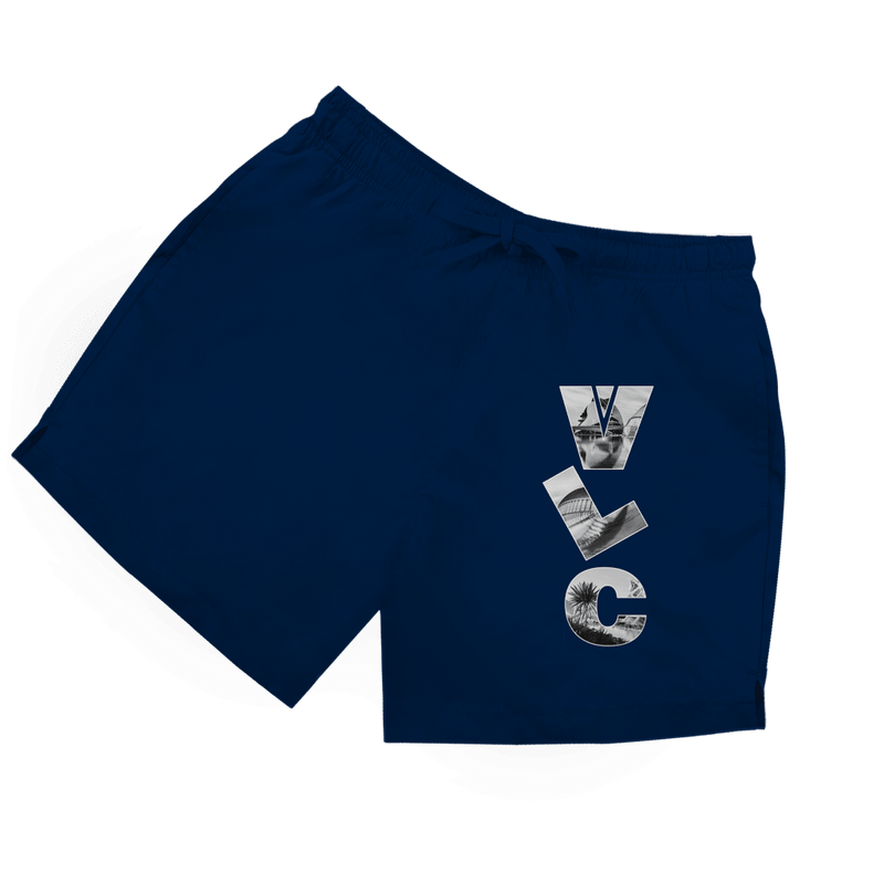 Dunkelblaue Herren Badeshorts mit vertikalem VLC (Airport Code) im Double Layer Fotodesign in schwarz-weiss.