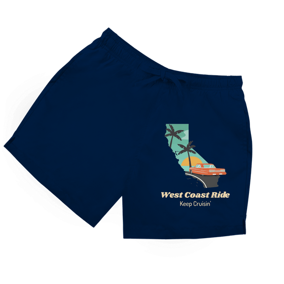 Dunkelblaue Herren Badeshorts mit Retro-Auto, Palmen und Sonne sowie Schriftzug „West Coast Ride – Keep Cruisin‘."