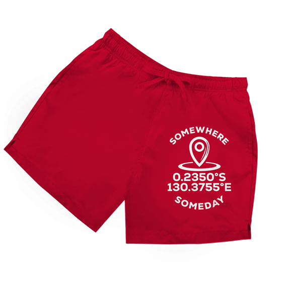 Rote Herren Badeshorts mit Map-Marker und Koordinaten sowie Schriftzug „Somewhere Someday“ in weiß.