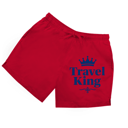 Rote Herren Badeshorts mit dunkelblauem „Travel King“ Aufdruck mit Krone.