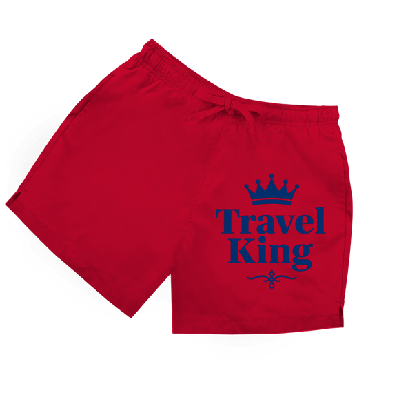 Rote Herren Badeshorts mit dunkelblauem „Travel King“ Aufdruck mit Krone.