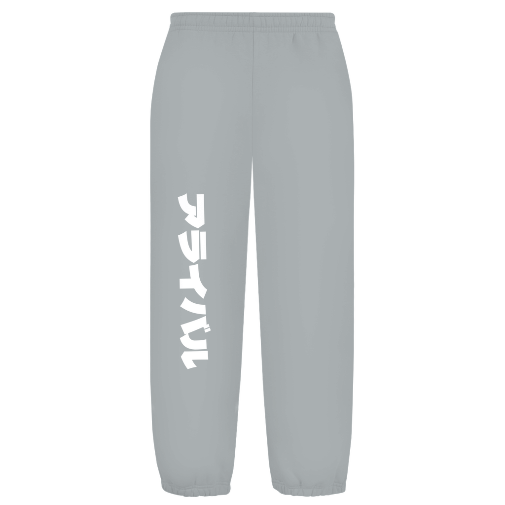 Weißer Hintergrund mit Baggy Jogginghose und japanischem Schriftzug auf dem rechten Hosenbein. Fernweh? travelPrint4U.de