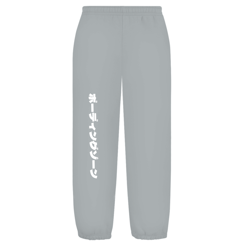 Weißer Hintergrund mit Baggy Jogginghose und japanischem Schriftzug auf dem rechten Hosenbein. Fernweh? travelPrint4U.de