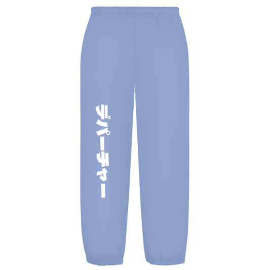 Weißer Hintergrund mit Baggy Jogginghose und japanischem Schriftzug auf dem rechten Hosenbein. Fernweh? travelPrint4U.de