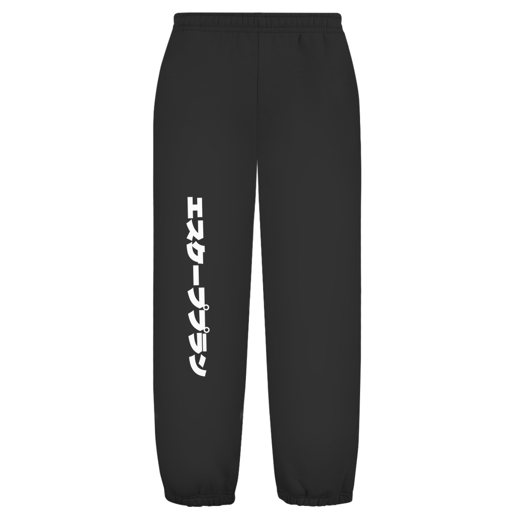 Weißer Hintergrund mit Baggy Jogginghose und japanischem Schriftzug auf dem rechten Hosenbein. Fernweh? travelPrint4U.de