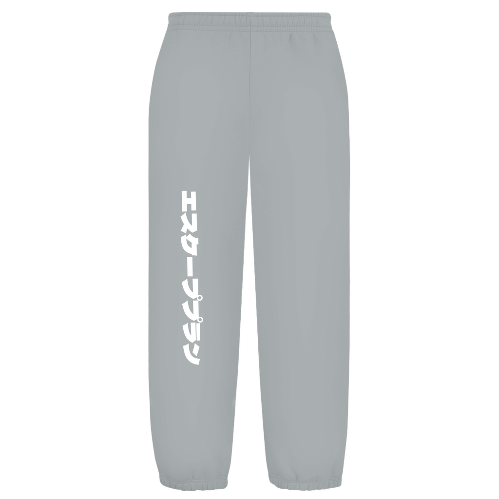 Weißer Hintergrund mit Baggy Jogginghose und japanischem Schriftzug auf dem rechten Hosenbein. Fernweh? travelPrint4U.de