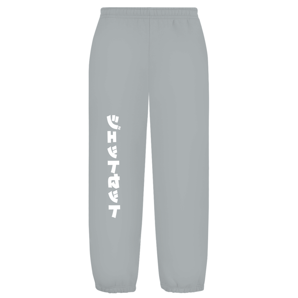 Weißer Hintergrund mit Baggy Jogginghose und japanischem Schriftzug auf dem rechten Hosenbein. Fernweh? travelPrint4U.de