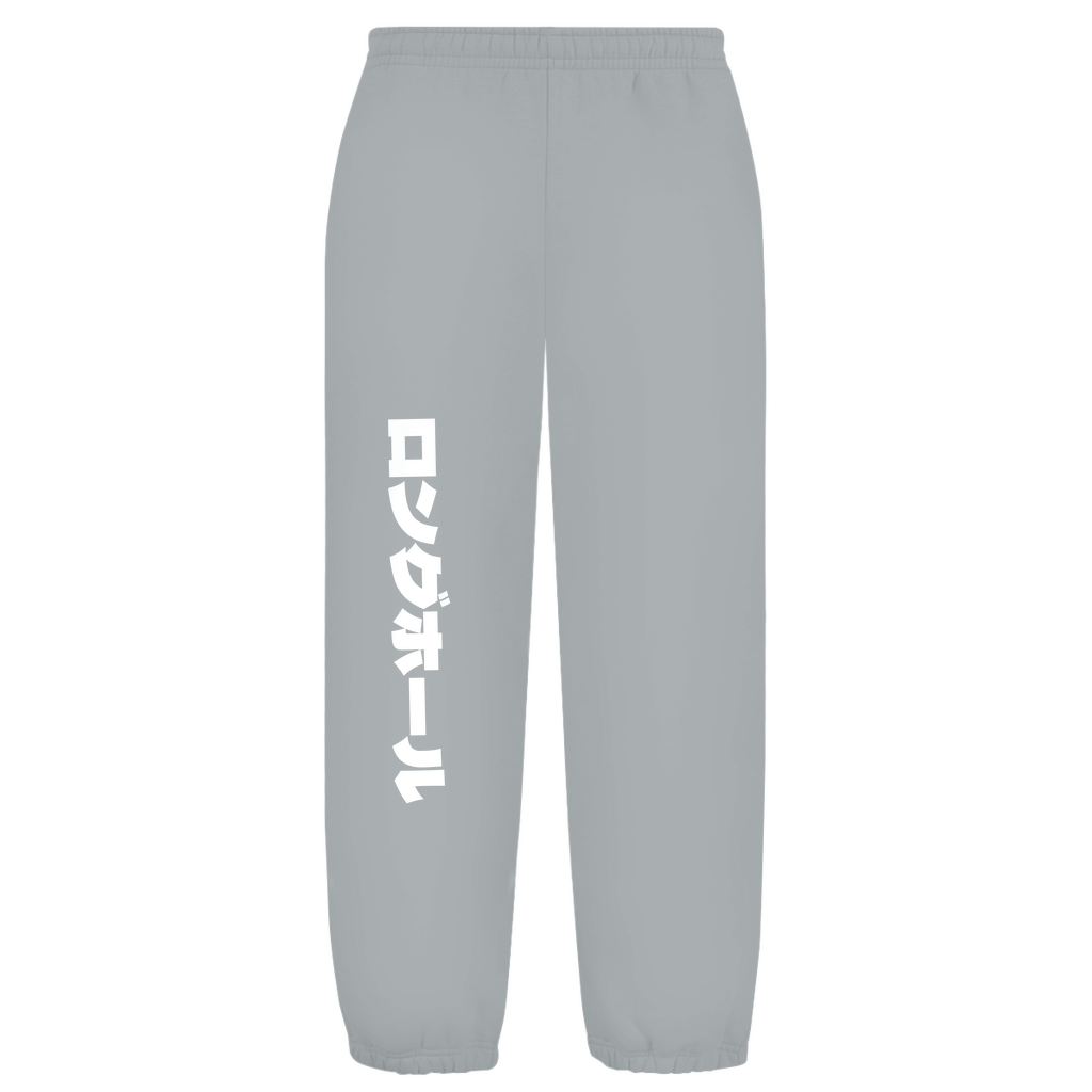 Weißer Hintergrund mit Baggy Jogginghose und japanischem Schriftzug auf dem rechten Hosenbein. Fernweh? travelPrint4U.de