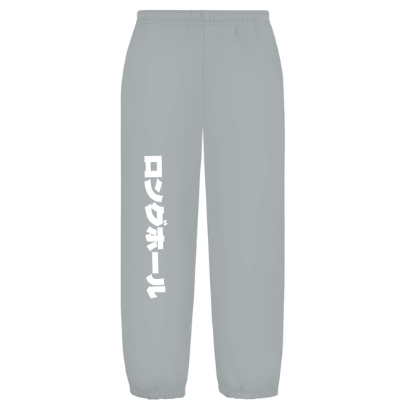 Weißer Hintergrund mit Baggy Jogginghose und japanischem Schriftzug auf dem rechten Hosenbein. Fernweh? travelPrint4U.de