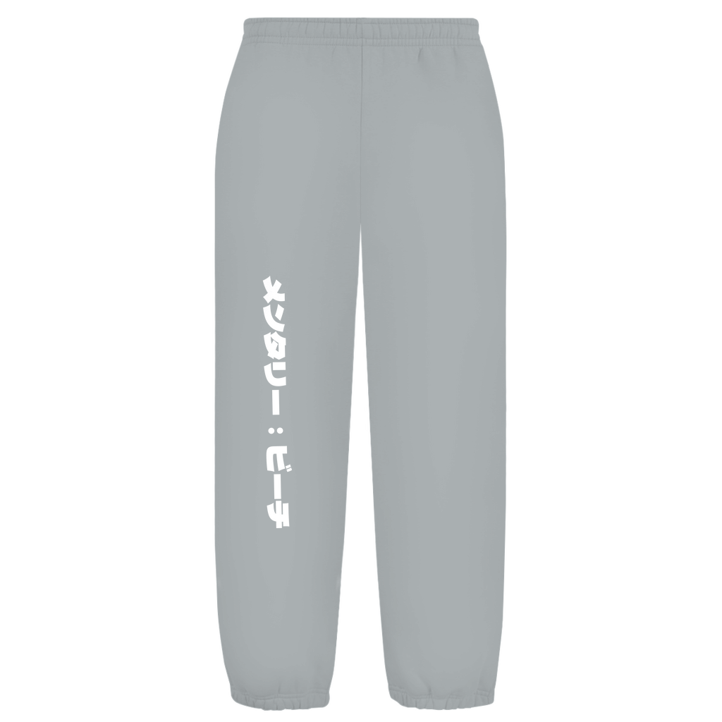 Weißer Hintergrund mit Baggy Jogginghose und japanischem Schriftzug auf dem rechten Hosenbein. Fernweh? travelPrint4U.de