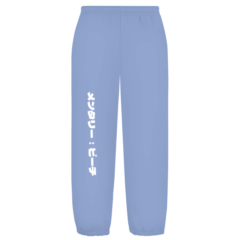 Weißer Hintergrund mit Baggy Jogginghose und japanischem Schriftzug auf dem rechten Hosenbein. Fernweh? travelPrint4U.de