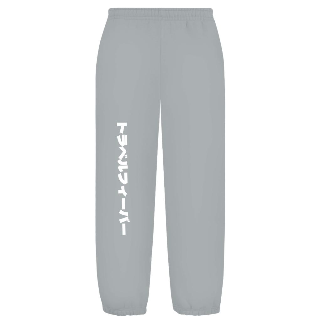 Weißer Hintergrund mit Baggy Jogginghose und japanischem Schriftzug auf dem rechten Hosenbein. Fernweh? travelPrint4U.de