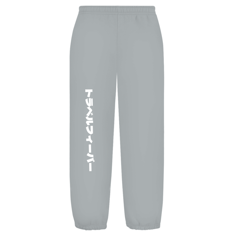 Weißer Hintergrund mit Baggy Jogginghose und japanischem Schriftzug auf dem rechten Hosenbein. Fernweh? travelPrint4U.de