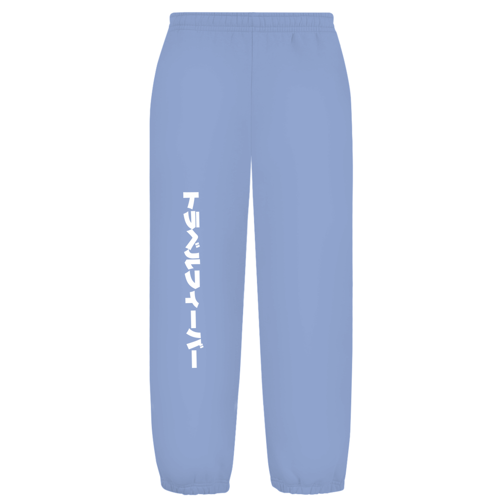 Weißer Hintergrund mit Baggy Jogginghose und japanischem Schriftzug auf dem rechten Hosenbein. Fernweh? travelPrint4U.de