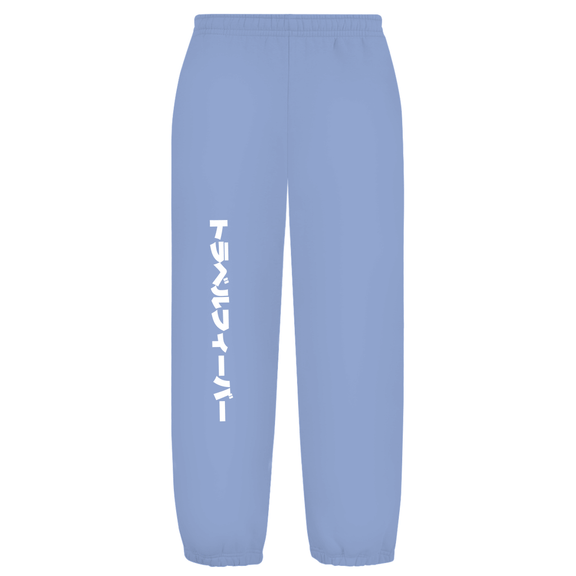 Weißer Hintergrund mit Baggy Jogginghose und japanischem Schriftzug auf dem rechten Hosenbein. Fernweh? travelPrint4U.de