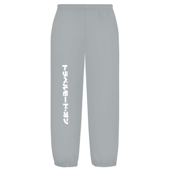 Weißer Hintergrund mit Baggy Jogginghose und japanischem Schriftzug auf dem rechten Hosenbein. Fernweh? travelPrint4U.de