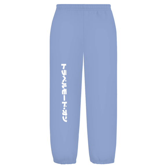 Weißer Hintergrund mit Baggy Jogginghose und japanischem Schriftzug auf dem rechten Hosenbein. Fernweh? travelPrint4U.de